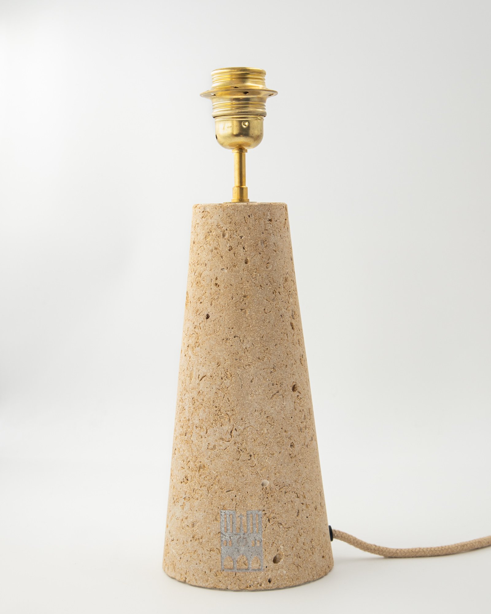Édition limitée de la lampe La Balustrade présentée à côté de son certificat d'authenticité officiel