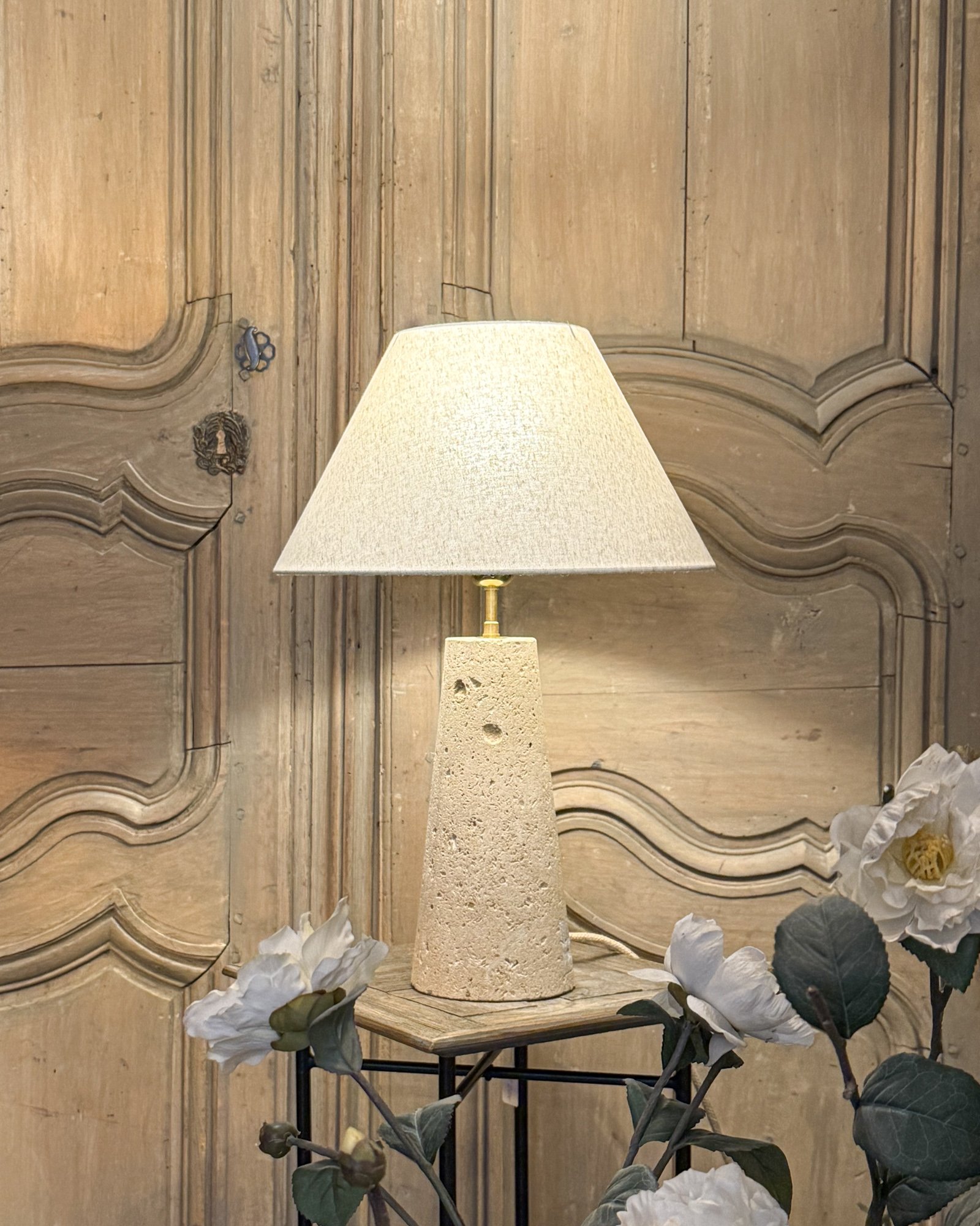 Le luminaire en forme de cône de pierre La Balustrade, exposé comme une œuvre d'art