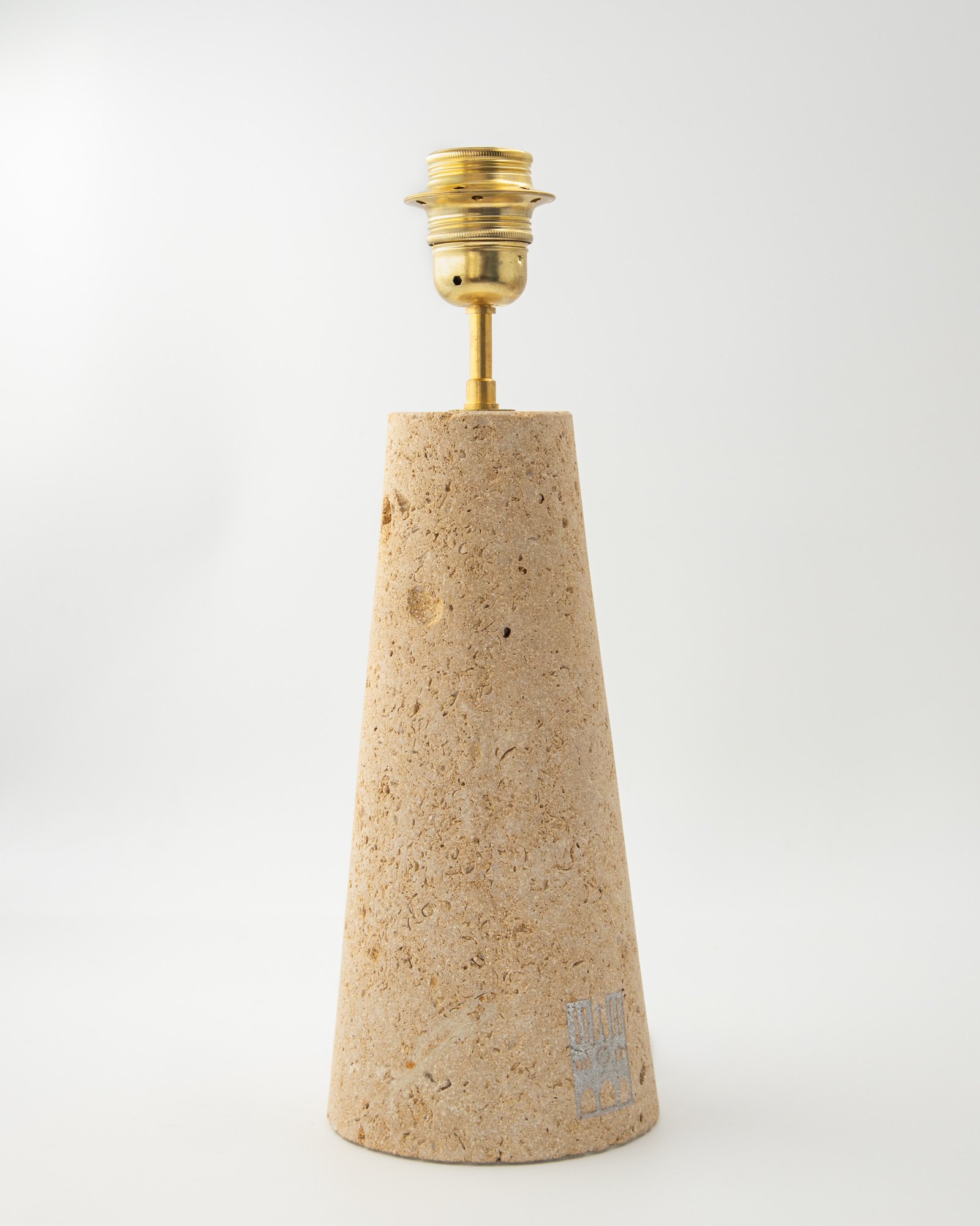Vue de trois quarts de la lampe conique La Balustrade, sculptée dans la pierre de la Croix-Huyart