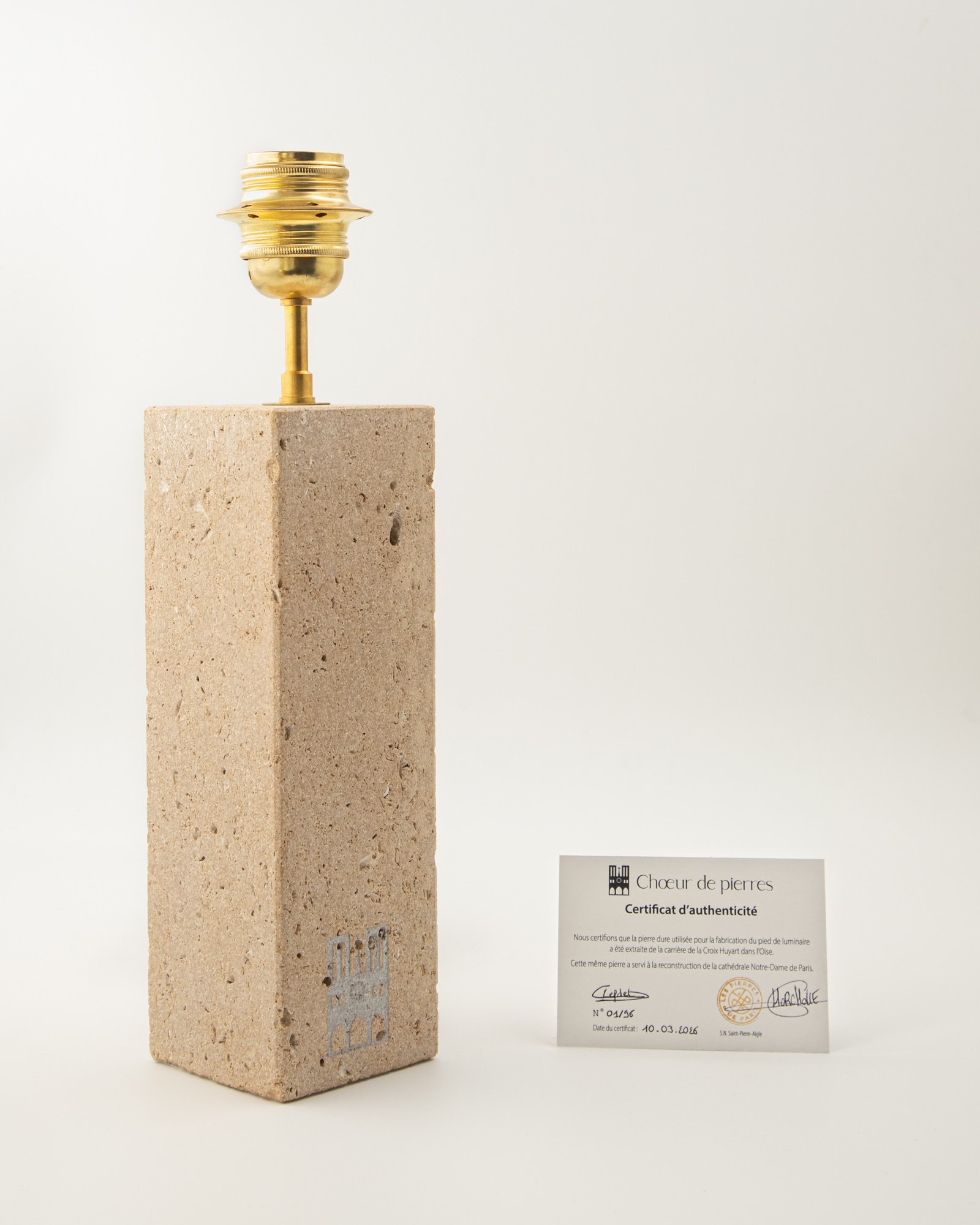 Le luminaire rectangulaire allongé La Clé de Voûte exposé comme une œuvre d'art dans un espace au design minimaliste