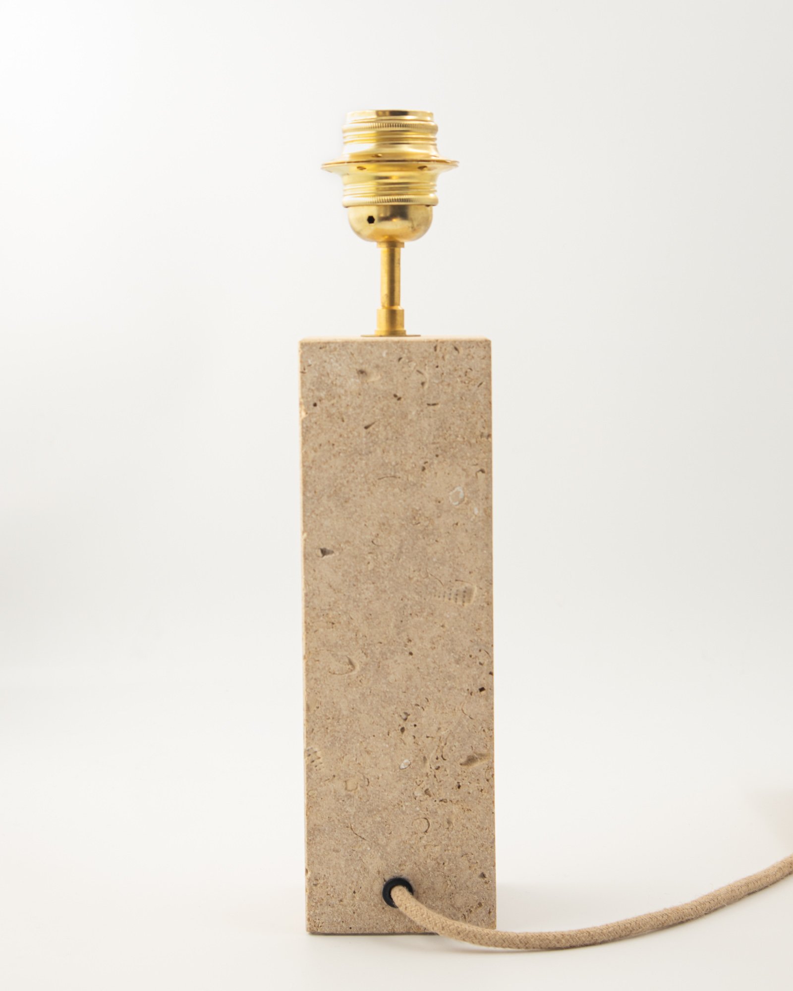 Vue de dos du luminaire en pierre La Clé de Voûte, soulignant la sobriété et le minimalisme de l'œuvre