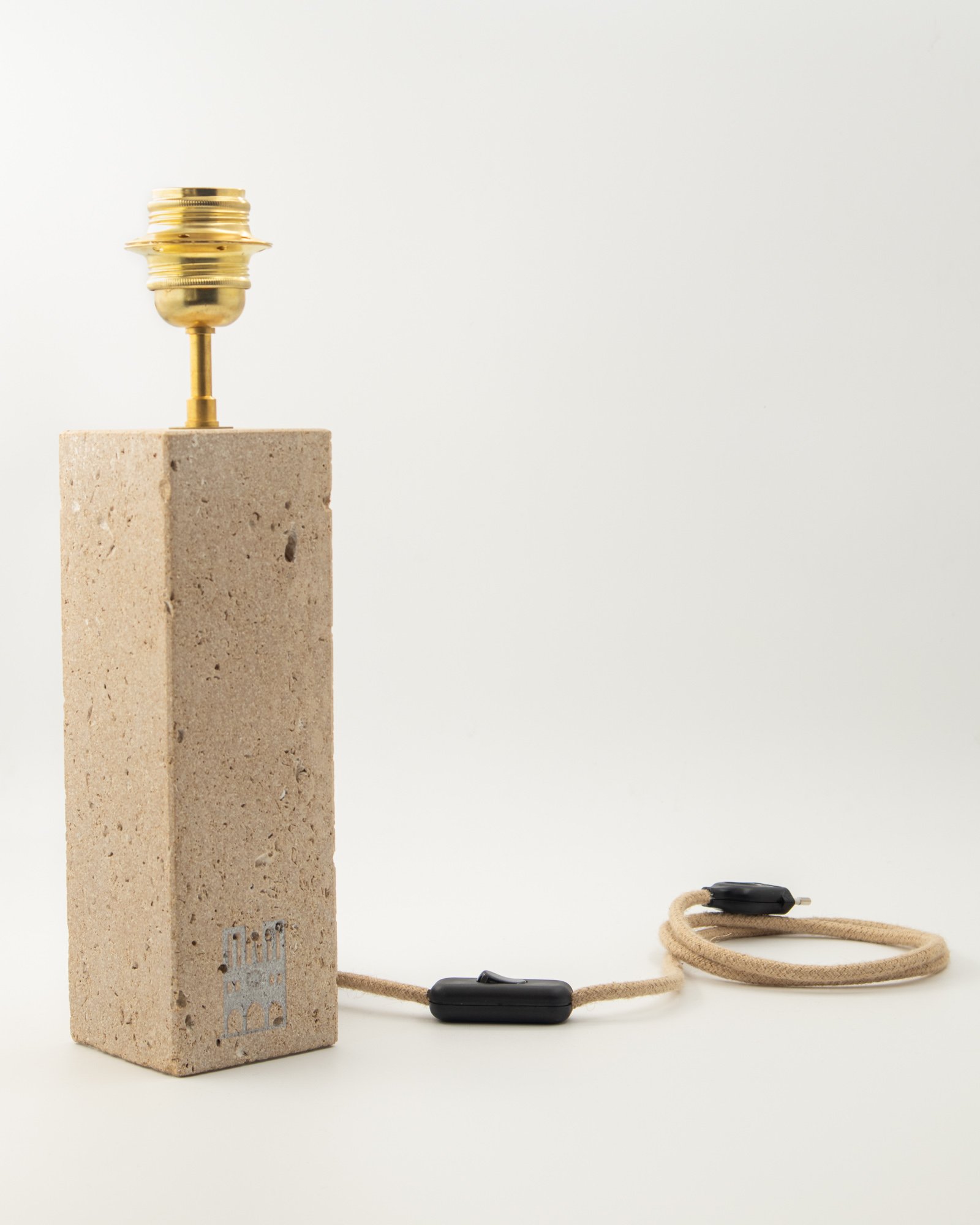 Vue de dos du luminaire en pierre La Clé de Voûte, soulignant la sobriété et le minimalisme de l'œuvre