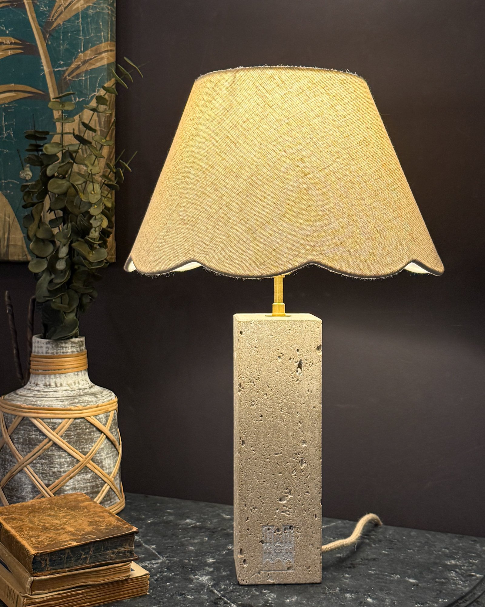 Le luminaire rectangulaire allongé La Clé de Voûte exposé comme une œuvre d'art dans un espace au design minimaliste