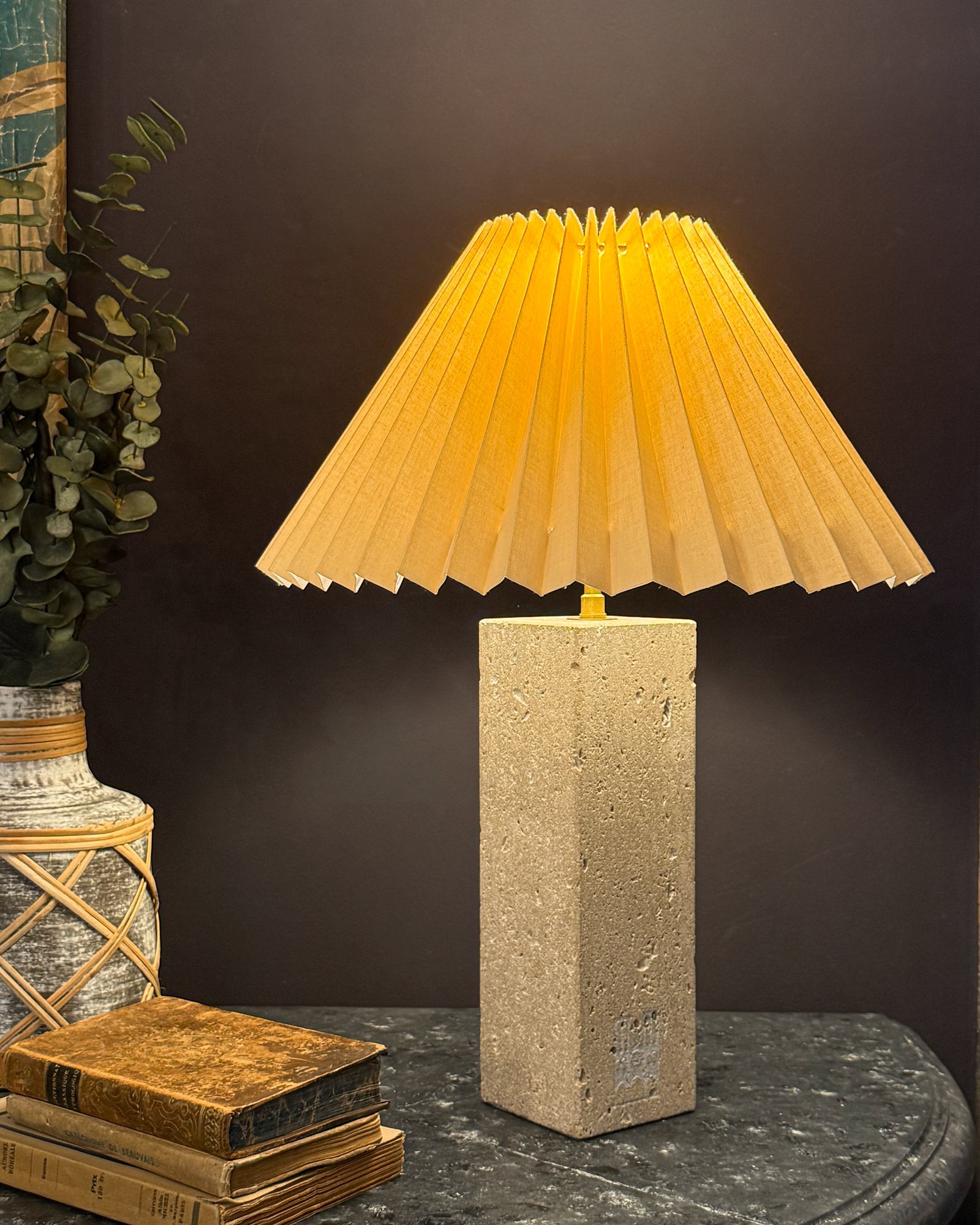 Mise en situation du luminaire La Clé de Voûte diffusant une lumière chaleureuse dans un intérieur haut de gamme