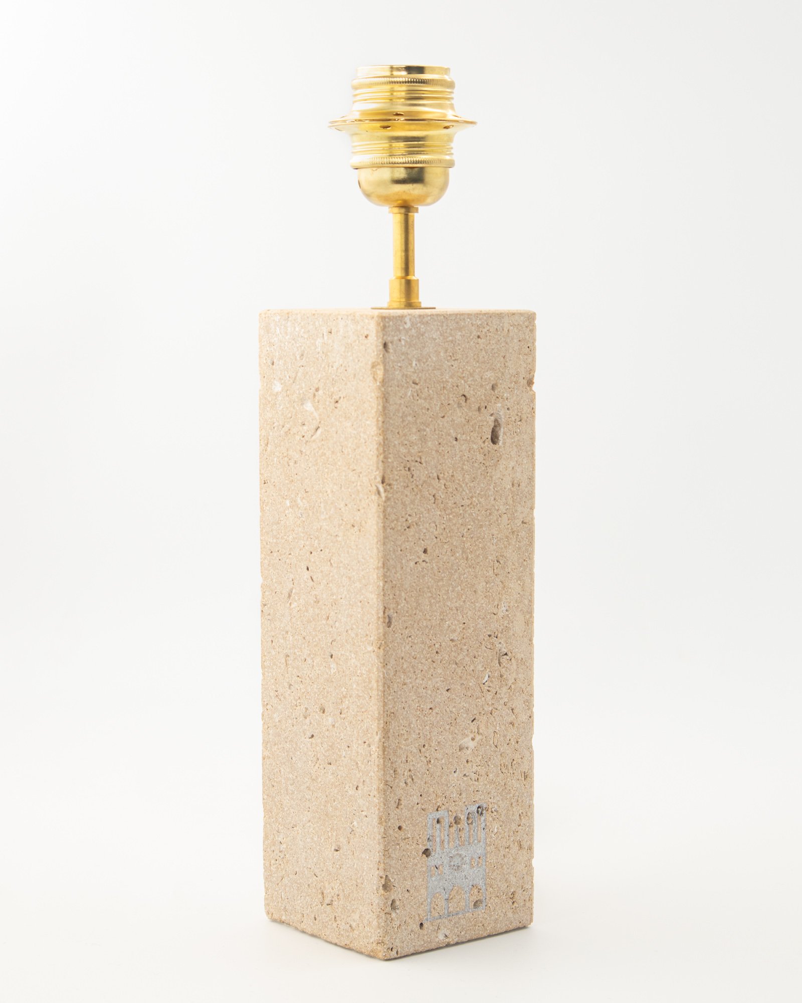 Vue de trois quarts de la lampe La Clé de Voûte sculptée dans la pierre de la Croix-Huyart