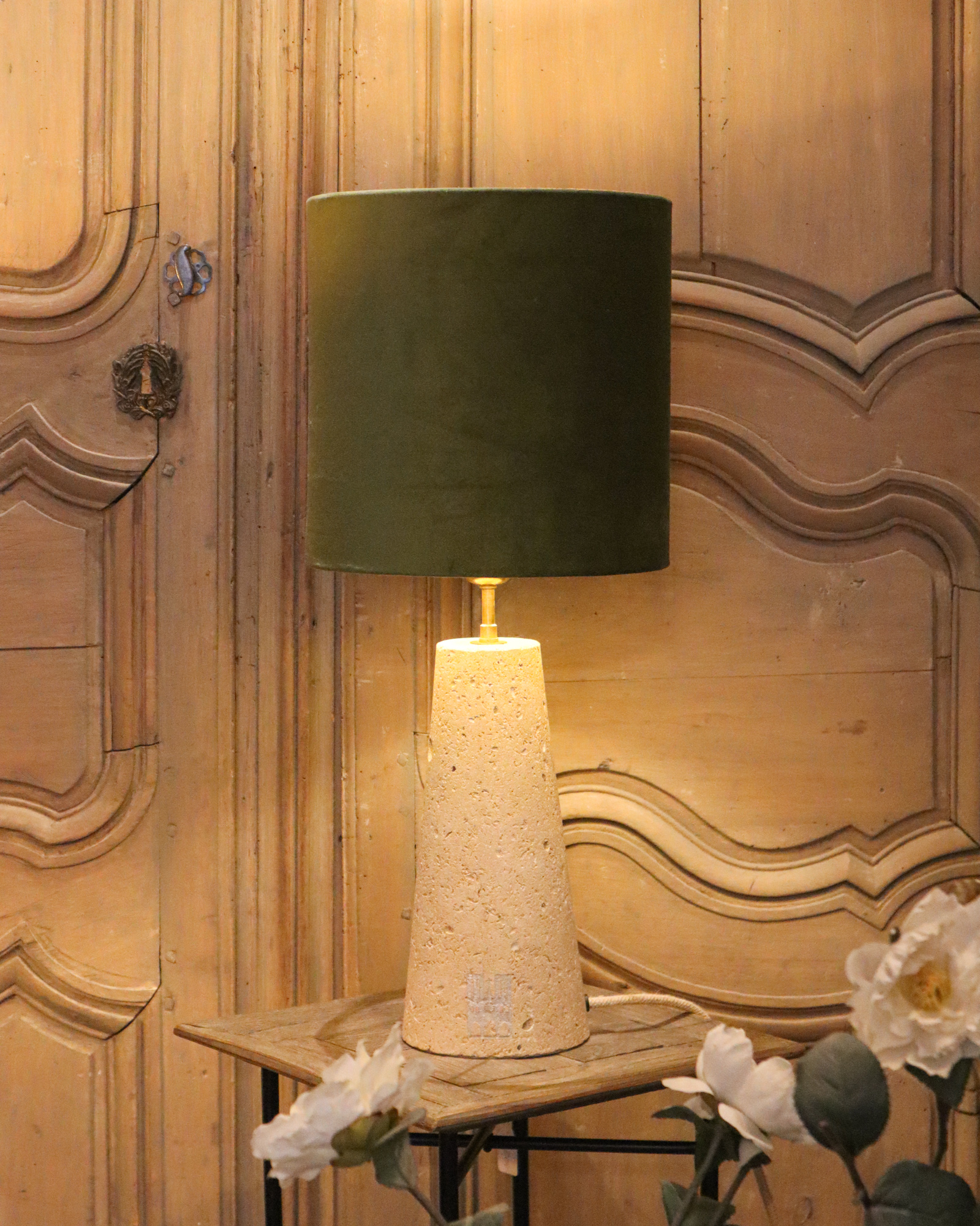 Luminaire en pierre mis en situation avec un abat-jour vert