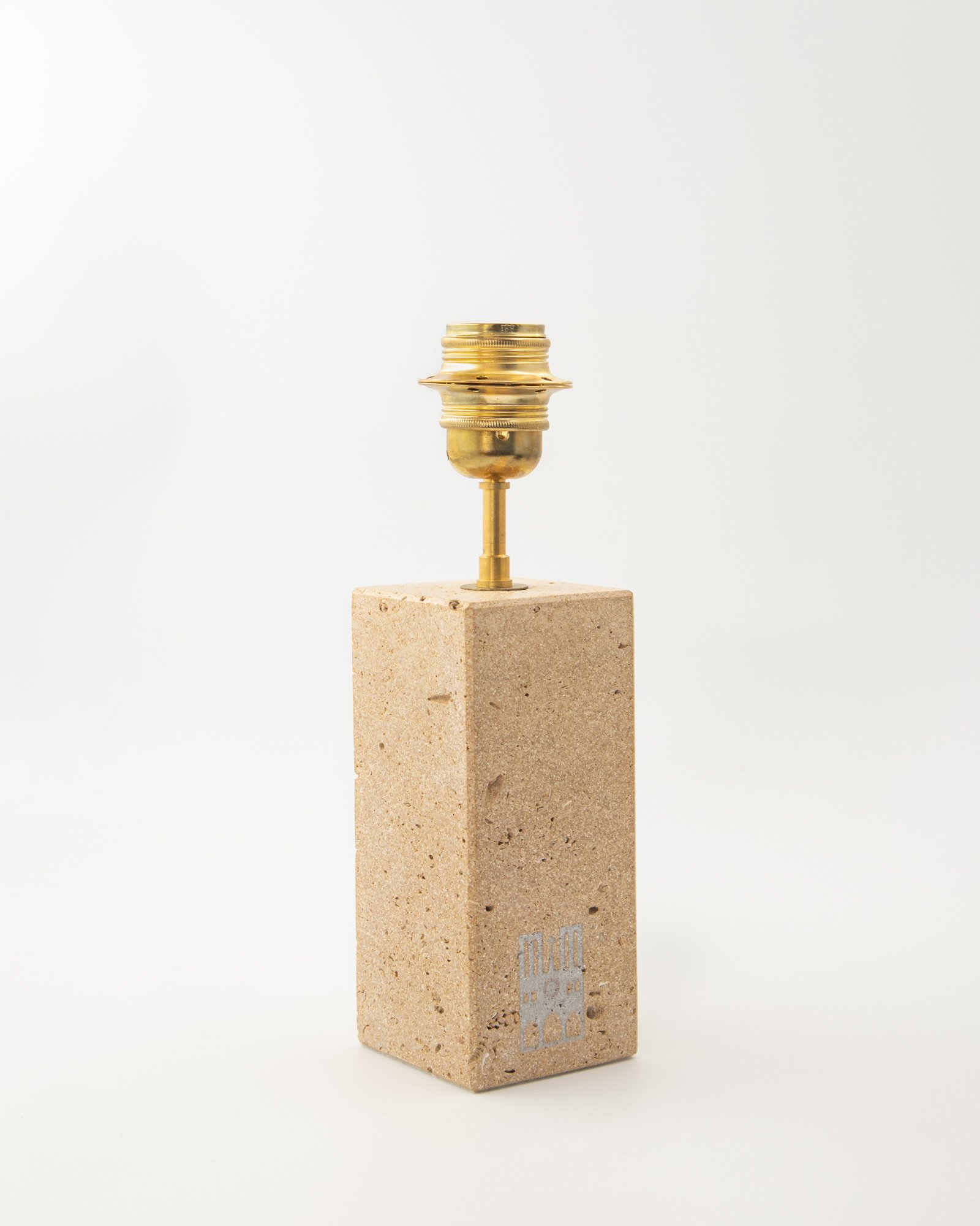 Vue de trois quarts de la lampe La Clé de Voûte sculptée dans la pierre de la Croix-Huyart