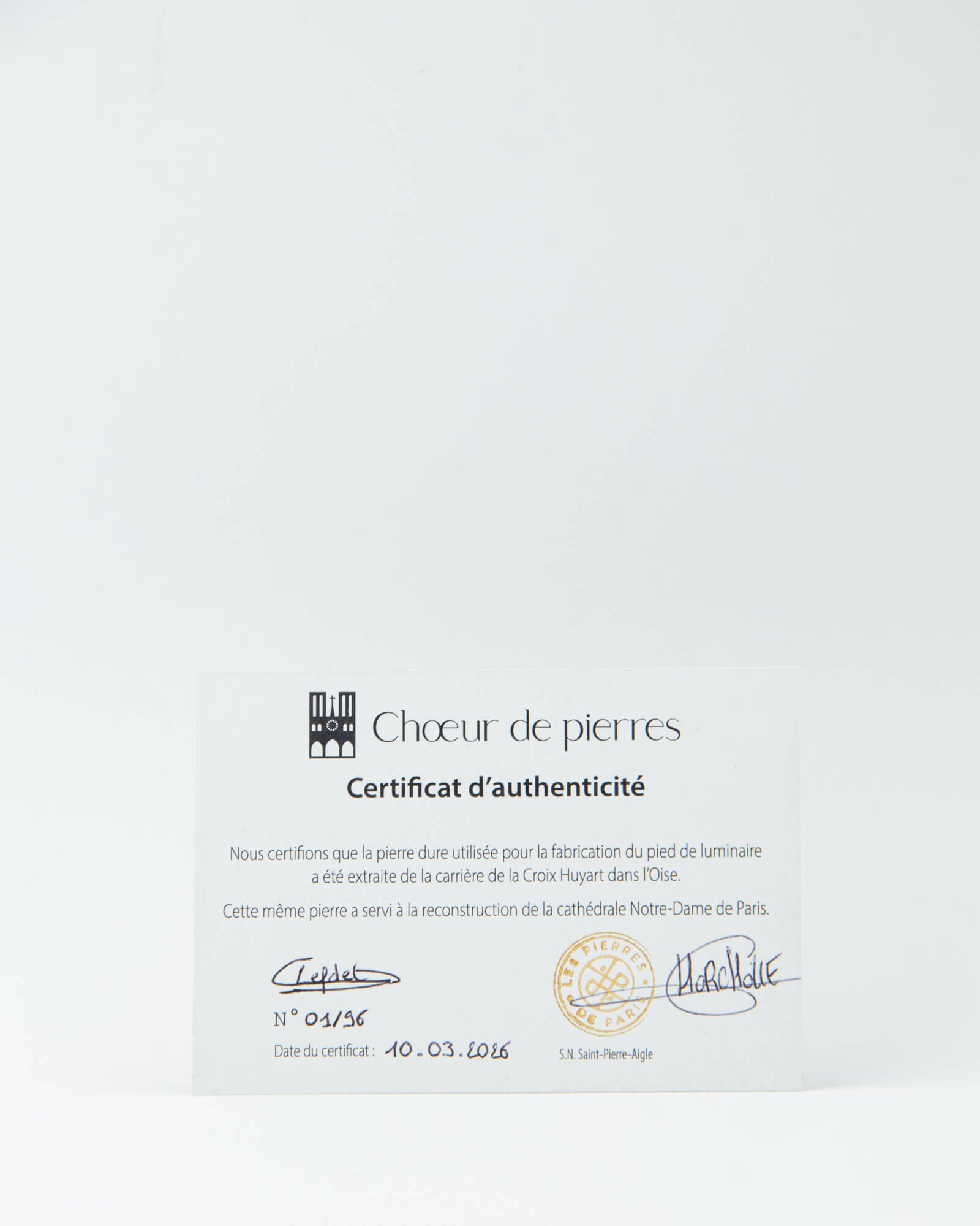 Petit luminaire rectangulaire Le Pinacle en pierre naturelle sur fond blanc, avec son cordon d'alimentation et interrupteur