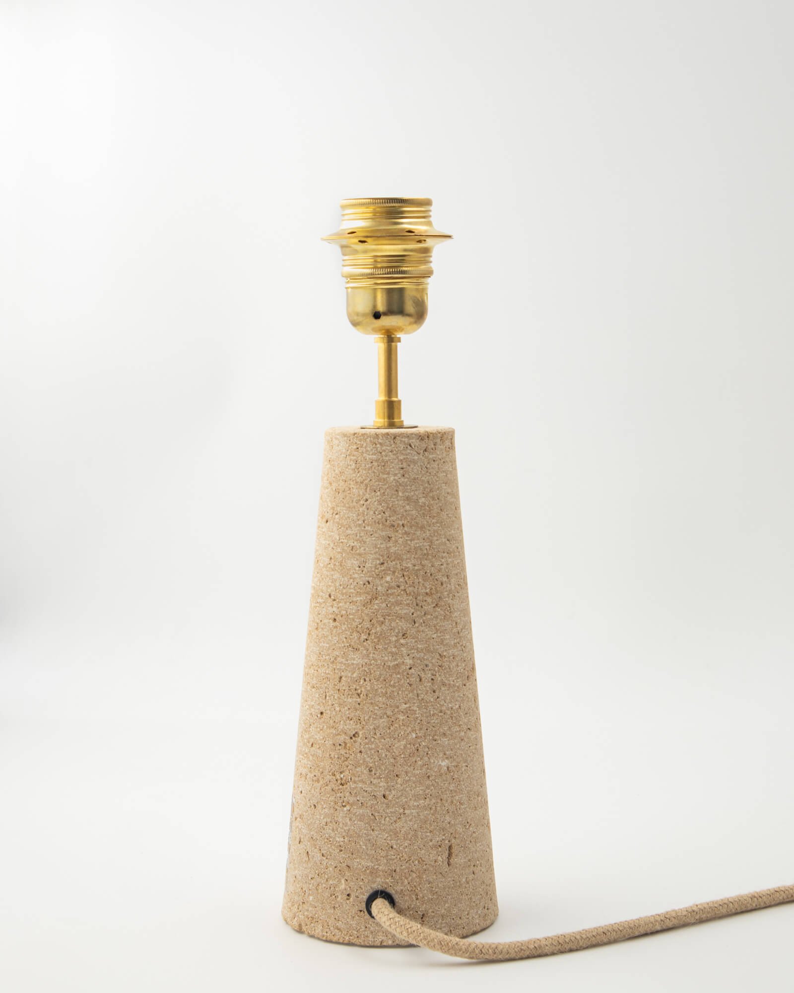 packaging-bois Vue de dos du luminaire en pierre La Corniche, soulignant la douceur géométrique et le minimalisme de l'œuvre