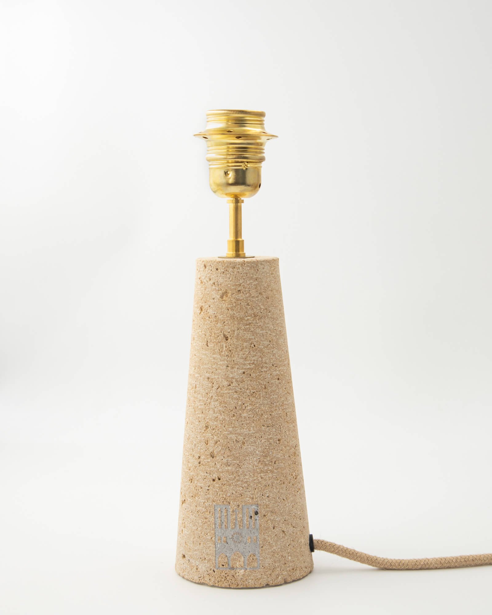 Édition limitée de la lampe La Corniche présentée à côté de son certificat d'authenticité officiel