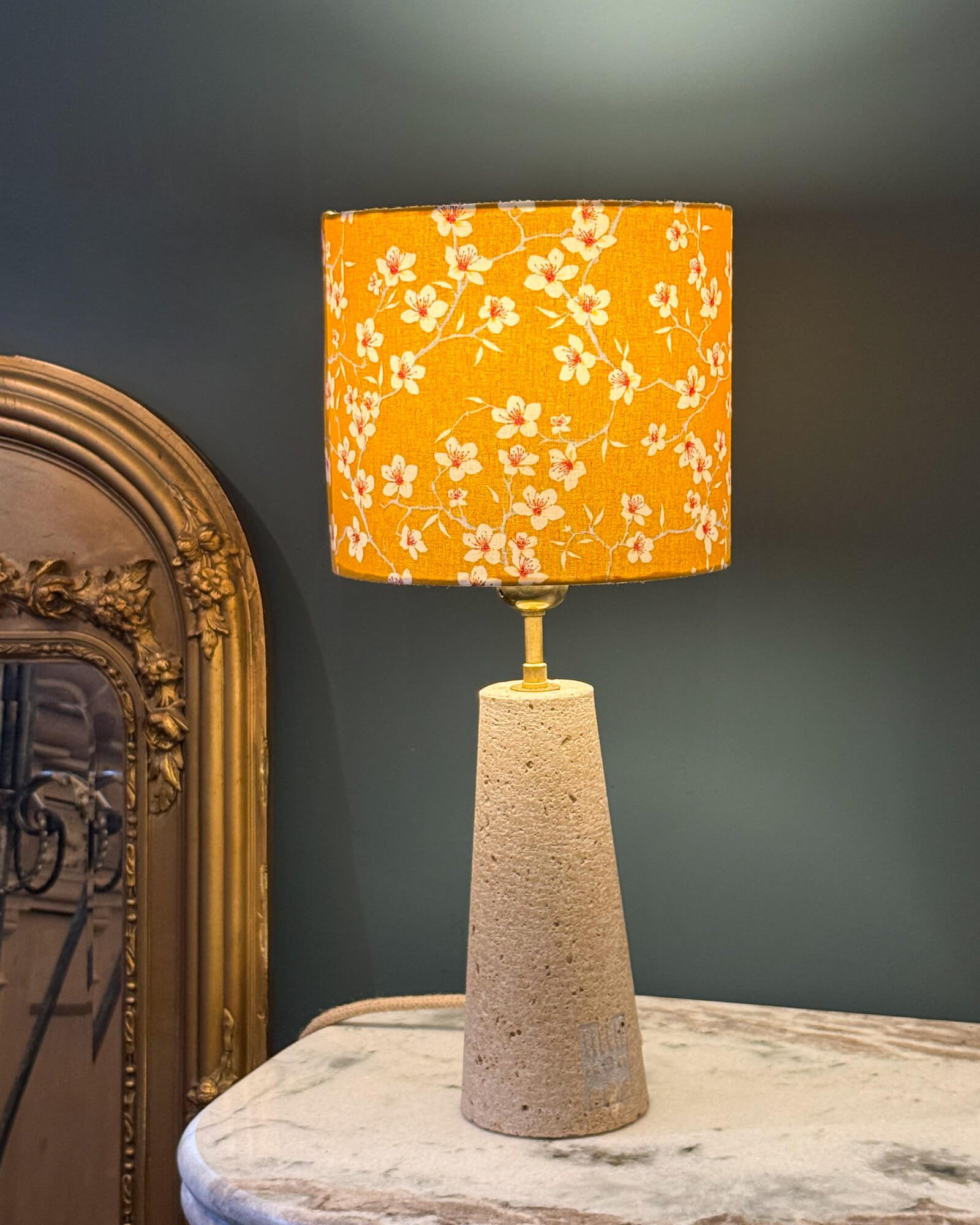 corniche-authenticite Édition limitée de la lampe La Corniche présentée à côté de son certificat d'authenticité officiel