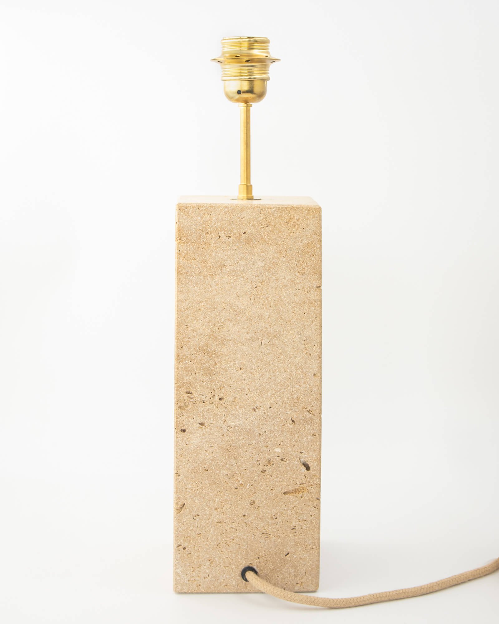 packaging-bois Vue de dos du luminaire en pierre La Flèche, soulignant la force minérale et le minimalisme de l'œuvre