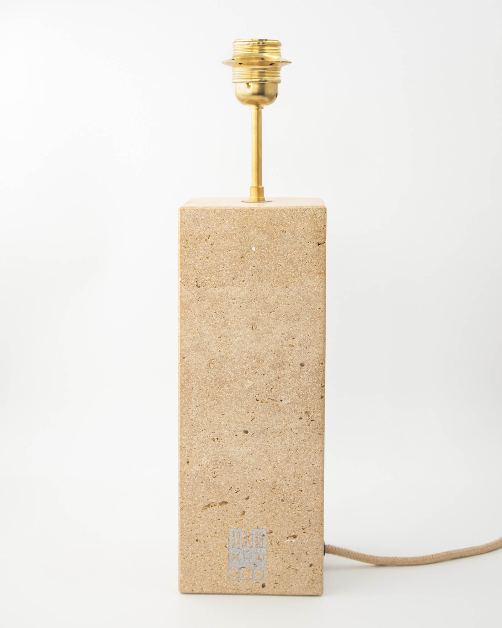 Édition limitée de la lampe La Flèche présentée à côté de son certificat d'authenticité officiel