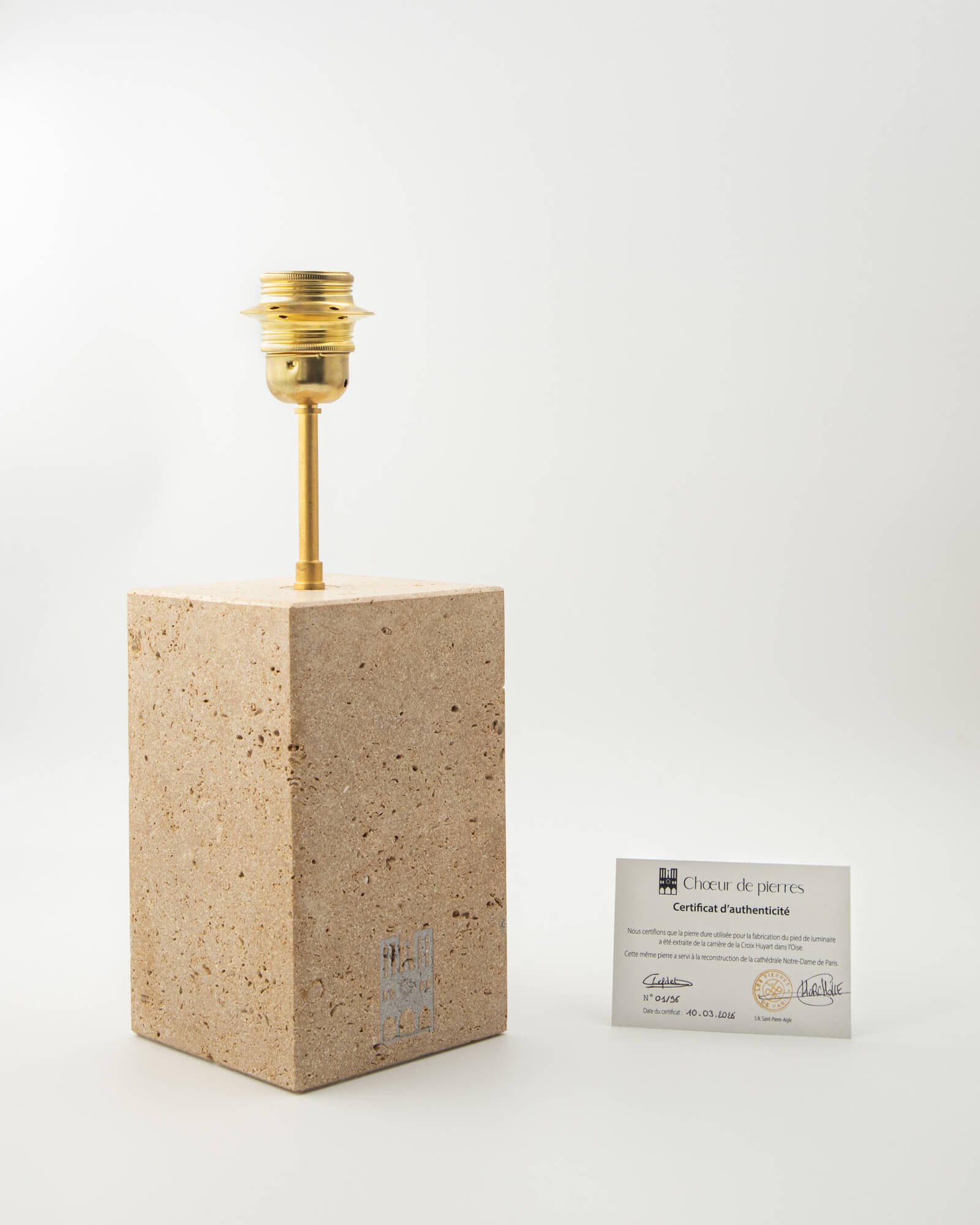 Le luminaire en pierre Le Fleuron, exposé comme une sculpture d'intérieur