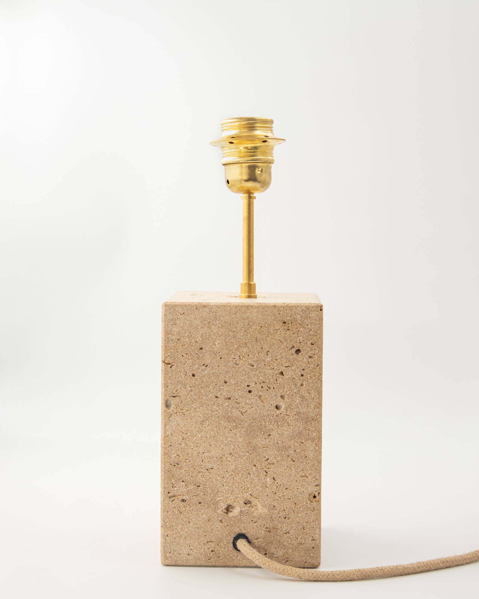 packaging-bois Vue de dos du luminaire en pierre Le Fleuron, soulignant le caractère brut et la prestance de l'œuvre