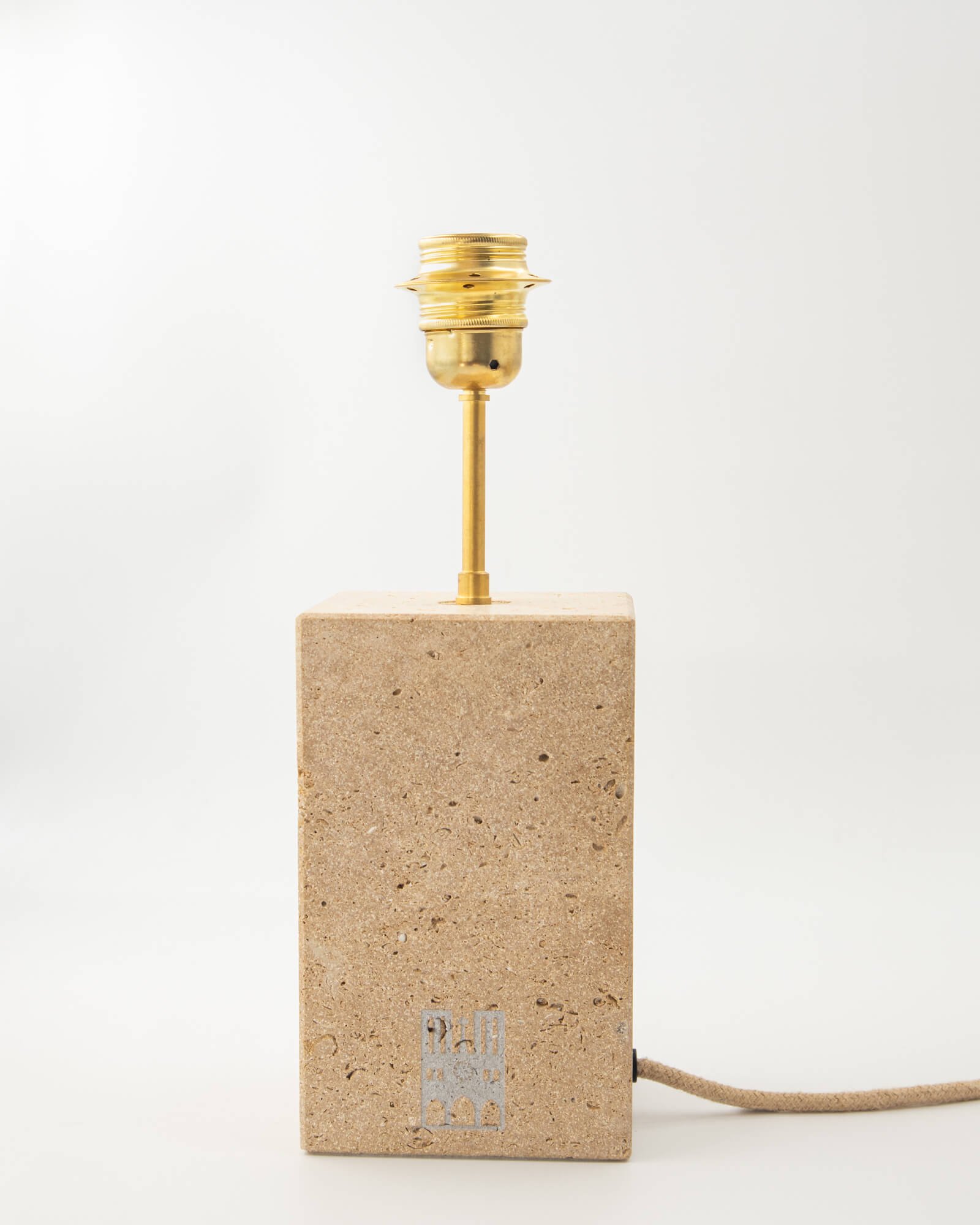 Édition limitée de la lampe décorative Le Fleuron présentée à côté de son certificat d'authenticité officiel