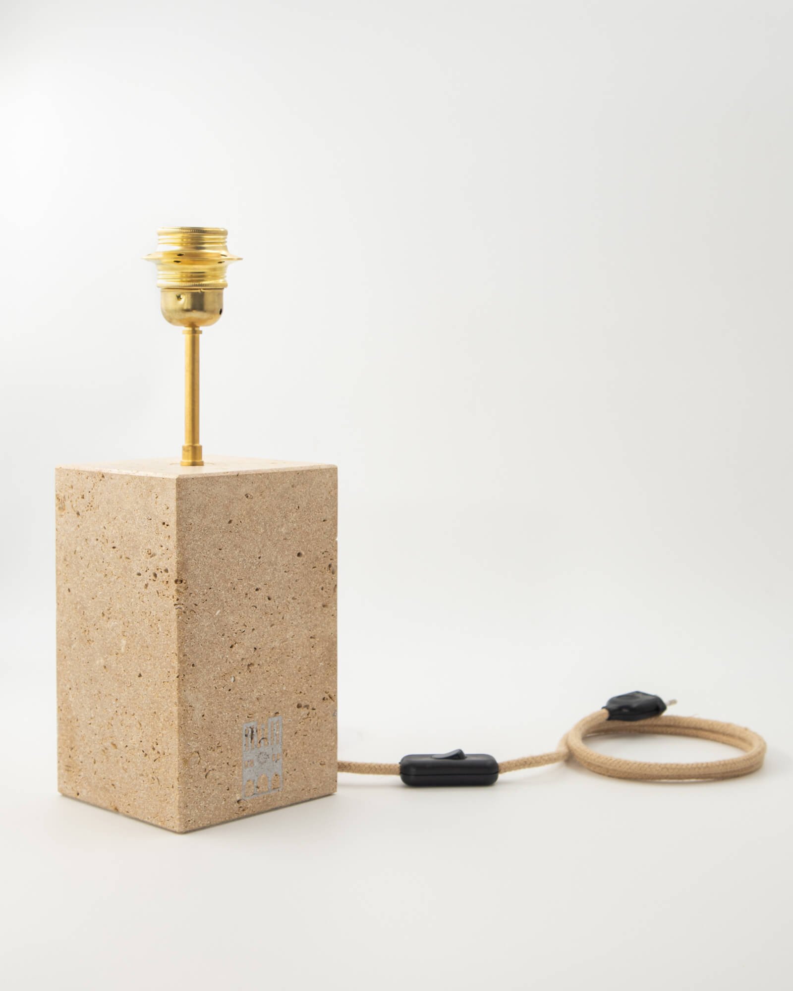 fleuron-dos Vue de dos du luminaire en pierre Le Fleuron, soulignant le caractère brut et la prestance de l'œuvre