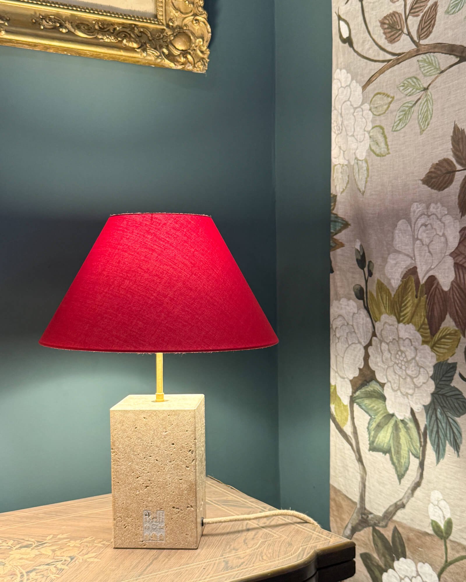 certificat-authenticite Mise en situation du luminaire Le Fleuron diffusant une lumière chaude dans un intérieur haut de gamme