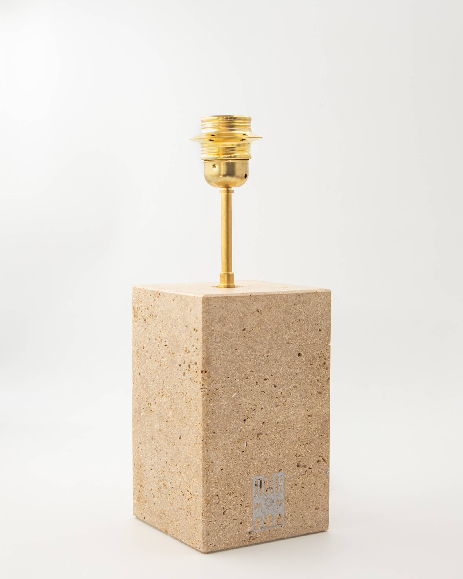 Vue de trois quarts de la lampe d'exception Le Fleuron, sculptée dans un large bloc de la Croix-Huyart