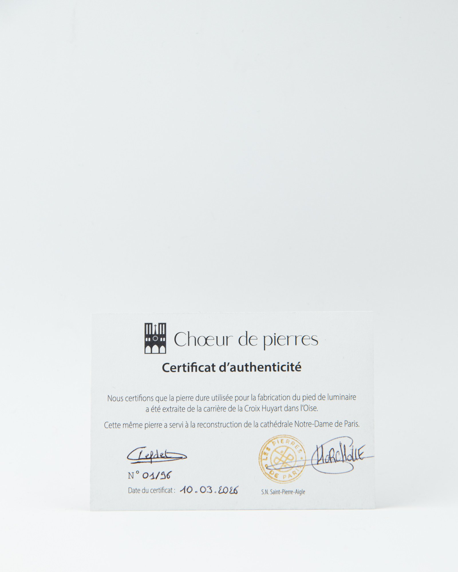 Luminaire La Corniche aux dimensions maîtrisées en pierre naturelle sur fond blanc, avec son cordon d'alimentation et interrupteur